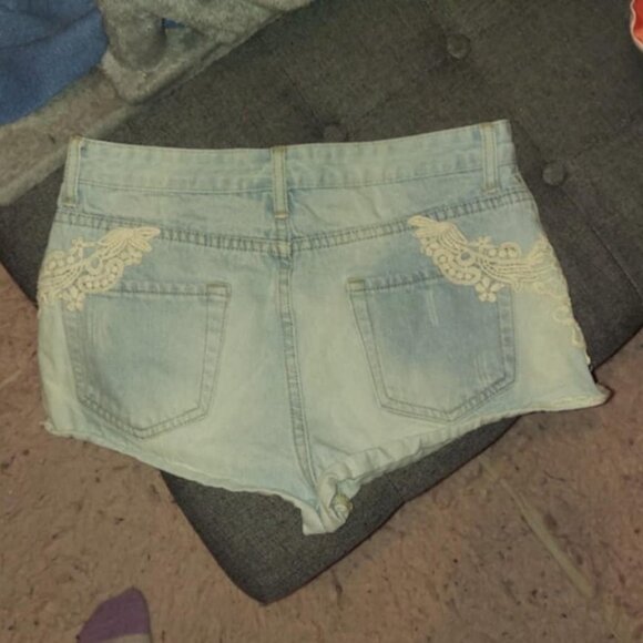 Lace overlay distressed high waist shorts - Picture 4 of 6